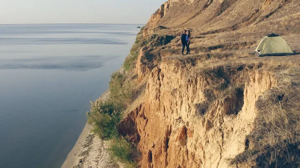 Pasangan Romantis Berdiri Puncak Gunung Dekat Laut — Stok Foto
