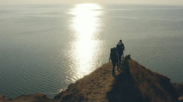 Les Quatre Touristes Marchant Sur Côte Rocheuse — Photo