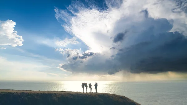 Empat Orang Dengan Ransel Berdiri Pantai Laut — Stok Foto