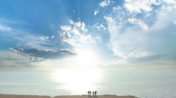 Empat Orang Dengan Ransel Berdiri Pantai Laut — Stok Foto