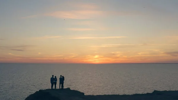 Les Quatre Personnes Debout Sur Rivage Rocheux — Photo