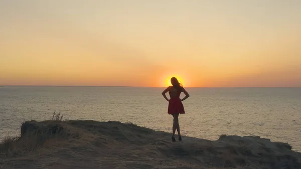 Wanita Cantik Berdiri Pantai Laut Berbatu — Stok Foto