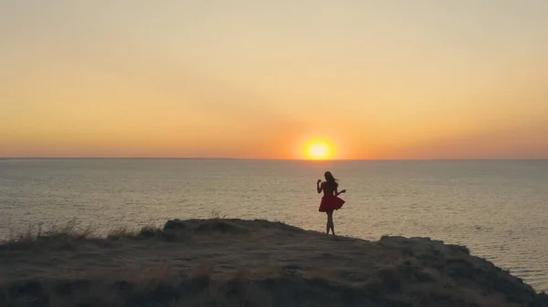 Wanita Cantik Berdiri Pantai Laut Berbatu — Stok Foto
