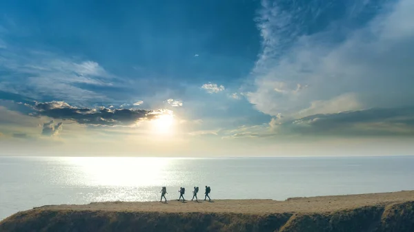 Den Grupp Fyra Personer Som Går Till Bergskanten Nära Havet — Stockfoto