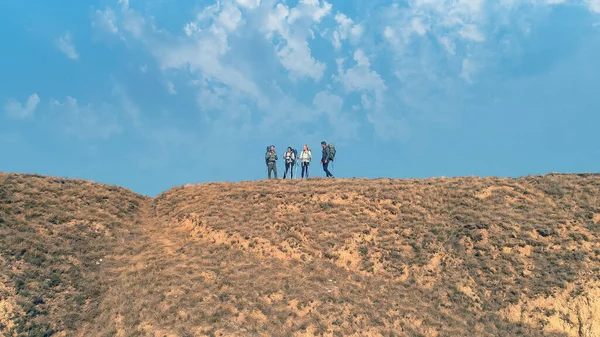 Keempat Wisatawan Berdiri Puncak Gunung Melawan Langit Yang Indah — Stok Foto