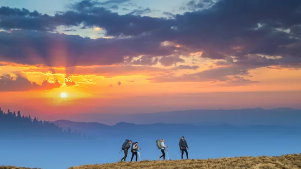 Quatro Viajantes Estão Topo Montanha Contra Belo Céu — Fotografia de Stock