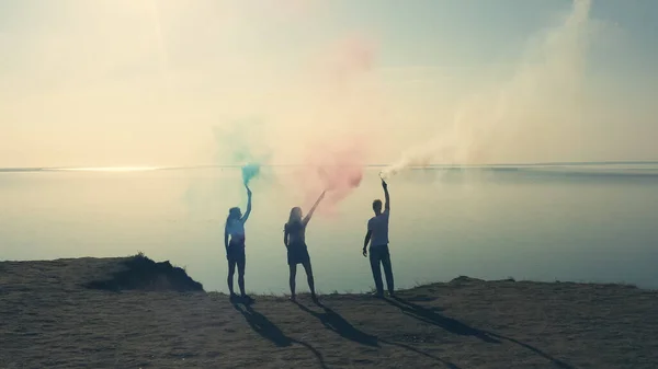 คนสามคนท นอย บนชายฝ งทะเล — ภาพถ่ายสต็อก