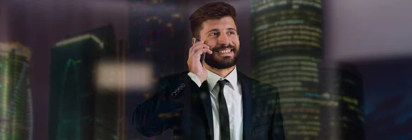 Affärsmannen Telefon Nära Fönstret Bakgrunden Skyskrapa — Stockfoto