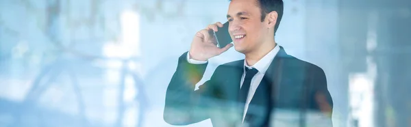 Den Glada Mannen Telefon Över Fönstret — Stockfoto