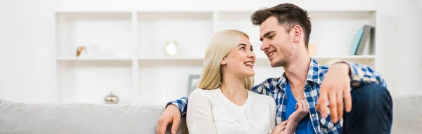 Casal Feliz Senta Sofá — Fotografia de Stock