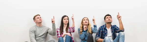 Vier Vrienden Gebaar Witte Achtergrond — Stockfoto