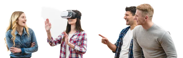 Die Vier Lächelnden Menschen Amüsieren Sich Mit Virtual Reality Brille — Stockfoto