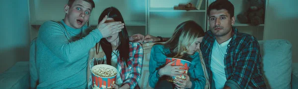 Los Cuatro Amigos Con Palomitas Maíz Ven Una Película Terror —  Fotos de Stock