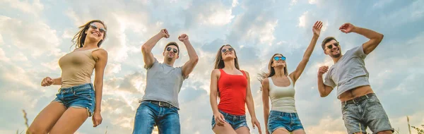 Vijf Vrienden Dansen Achtergrond Van Wolken — Stockfoto