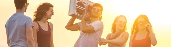 Gelukkige Mensen Staan Met Een Boom Box Felle Zon Achtergrond — Stockfoto