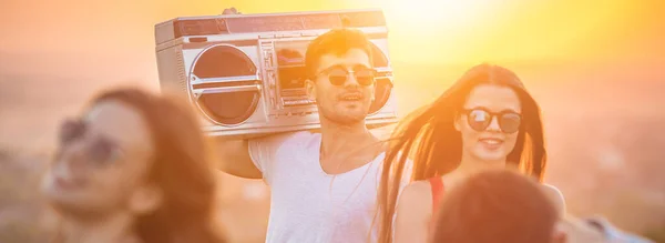 Ευτυχισμένοι Άνθρωποι Χορεύουν Ένα Κασετόφωνο Στο Φωτεινό Φόντο Του Ήλιου — Φωτογραφία Αρχείου
