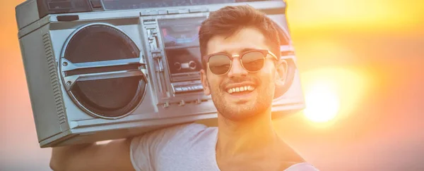 Homem Segura Uma Caixa Lança Fundo Sol — Fotografia de Stock