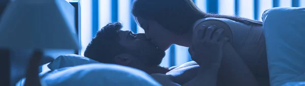 Couple Kissing Bed Night Time — Stock Photo, Image