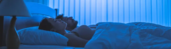 Joven Pareja Relaja Cama Tiempo Noche — Foto de Stock