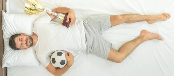 Hombre Con Una Taza Una Pelota Durmiendo Cama Vista Desde — Foto de Stock