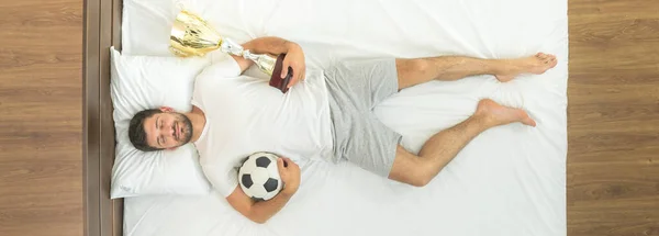 Hombre Con Una Taza Una Pelota Durmiendo Cama Vista Desde — Foto de Stock