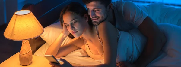 Happy Lovers Phone Bedroom Night Time — Stock Photo, Image