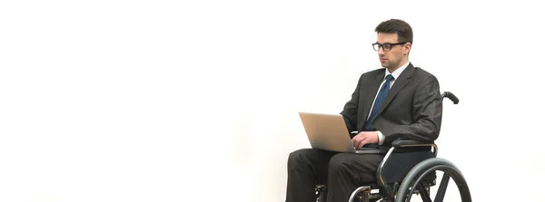 Disabili Sedia Rotelle Lavora Con Computer Portatile Sullo Sfondo Della — Foto Stock