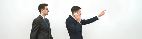 Δύο Επιχειρηματίες Ένα Τηλέφωνο Τσάντα Και Χειρονομία Στο Φόντο Λευκό — Φωτογραφία Αρχείου