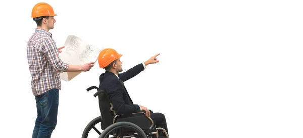 Dois Engenheiros Com Gesto Cadeira Rodas Fundo Parede Branca — Fotografia de Stock