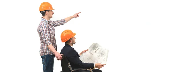 Dois Engenheiros Com Gesto Cadeira Rodas Fundo Parede Branca — Fotografia de Stock