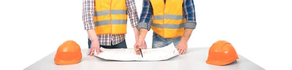 Die Beiden Bauarbeiter Mit Einem Papier Auf Einem Tisch Diskutieren — Stockfoto