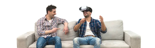 Két Férfi Virtuális Szemüveg Gesztus Egy Kanapén Egy Fehér Fal — Stock Fotó