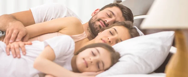 Família Feliz Dormindo Cama Confortável — Fotografia de Stock