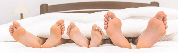 Poten Van Familie Het Bed — Stockfoto