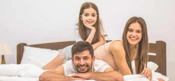 Mädchen Und Eltern Lagen Auf Dem Bett — Stockfoto