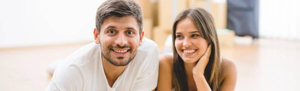 Het Gelukkige Paar Lag Het Tapijt — Stockfoto