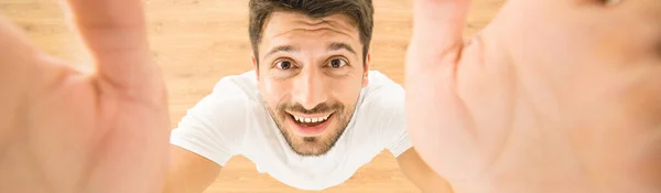 Homem Feliz Segura Numa Câmara Vista Cima — Fotografia de Stock