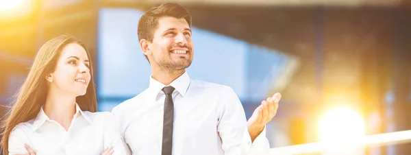 Den Glada Mannen Och Kvinnan Står Bakgrunden Business Center — Stockfoto