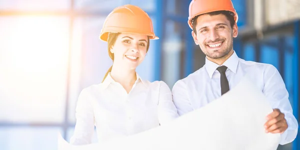 Los Dos Ingenieros Están Pie Con Papel Fondo Del Edificio —  Fotos de Stock