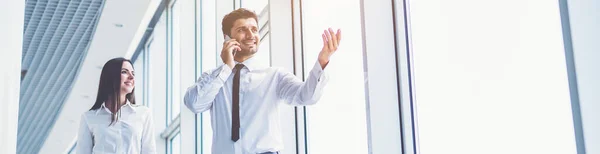 Den Glada Mannen Och Kvinnan Står Med Resväska Och Telefon — Stockfoto