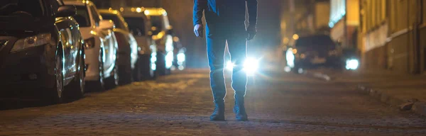 Мужчина Стоит Улице Заднем Плане Фары Вечернее Время — стоковое фото
