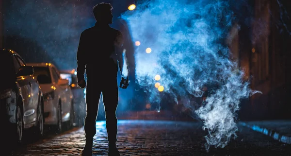 Άνθρωπος Καπνίζει Στο Δρόμο Βραδινή Νύχτα Τηλεπληροφορική Λήψη — Φωτογραφία Αρχείου