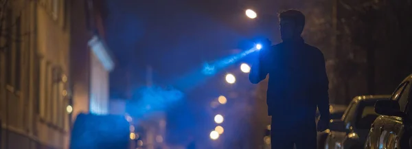 Homme Avec Une Lampe Poche Tient Sur Route Soirée Nuit — Photo