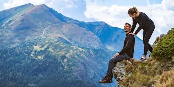 Homem Feliz Uma Mulher Desfrutando Belo Penhasco — Fotografia de Stock