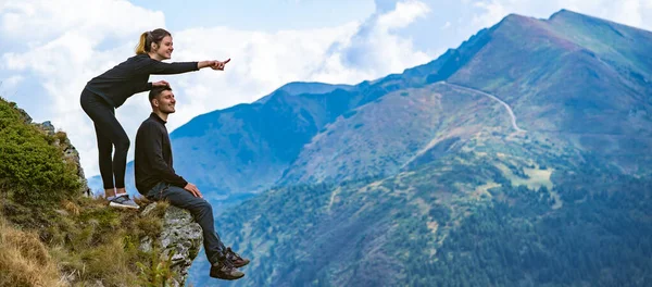 Happy Couple Enjoying Beautiful Cliff — Stock Photo, Image