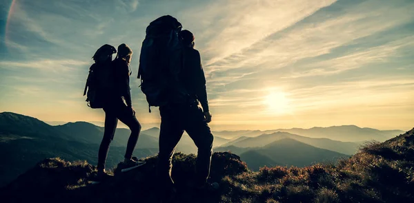 Das Paar Steht Auf Einem Berg Mit Malerischem Sonnenaufgang — Stockfoto