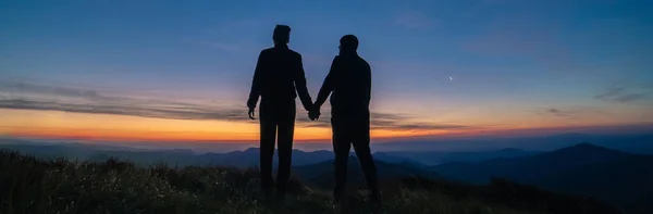 Silhouette Couple Sur Fond Coucher Soleil Montagne — Photo