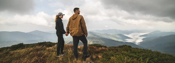 Homem Feliz Uma Mulher Topo Uma Montanha — Fotografia de Stock