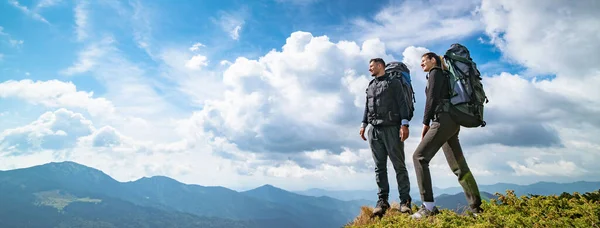 Das Paar Steht Auf Dem Berg Mit Malerischer Wolkenlandschaft — Stockfoto
