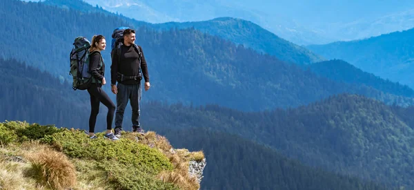 Uçurumun kenarında duran mutlu çift